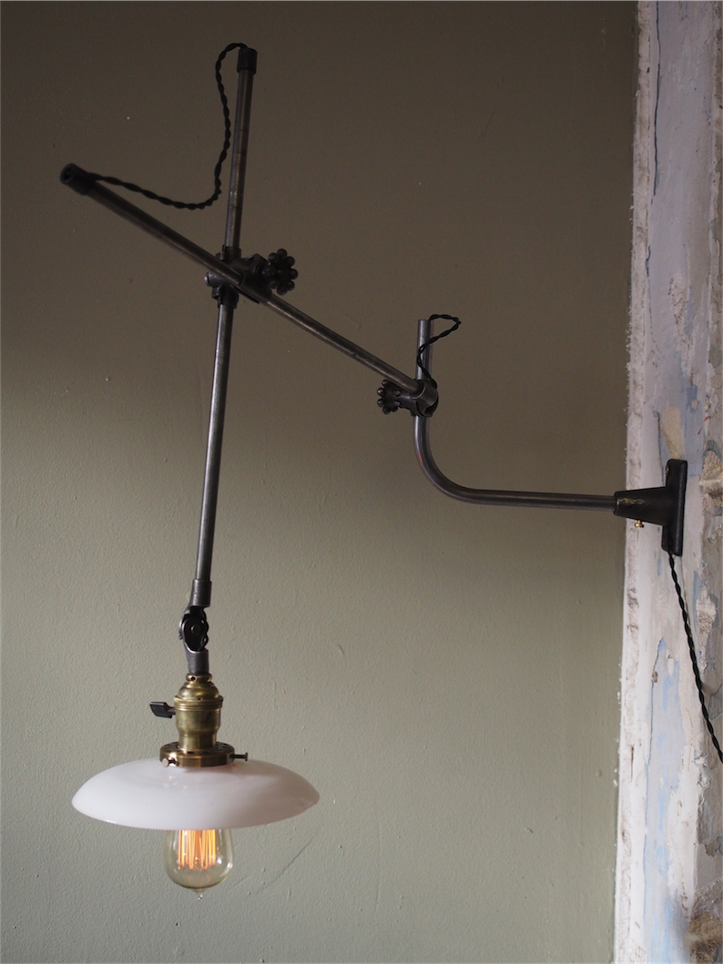 Rare Lampe applique O.C. White Industrielle opaline blanche la lampe de reference a new york dans les loft – Image 3