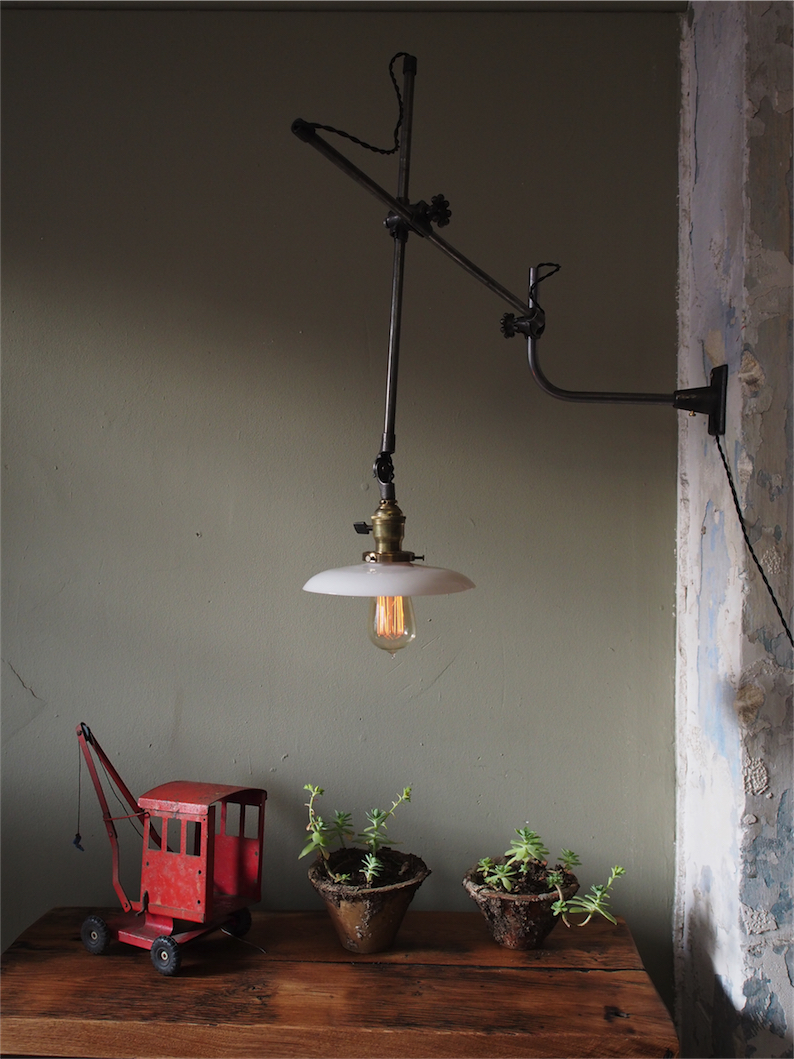Rare Lampe applique O.C. White Industrielle opaline blanche la lampe de reference a new york dans les loft – Image 2