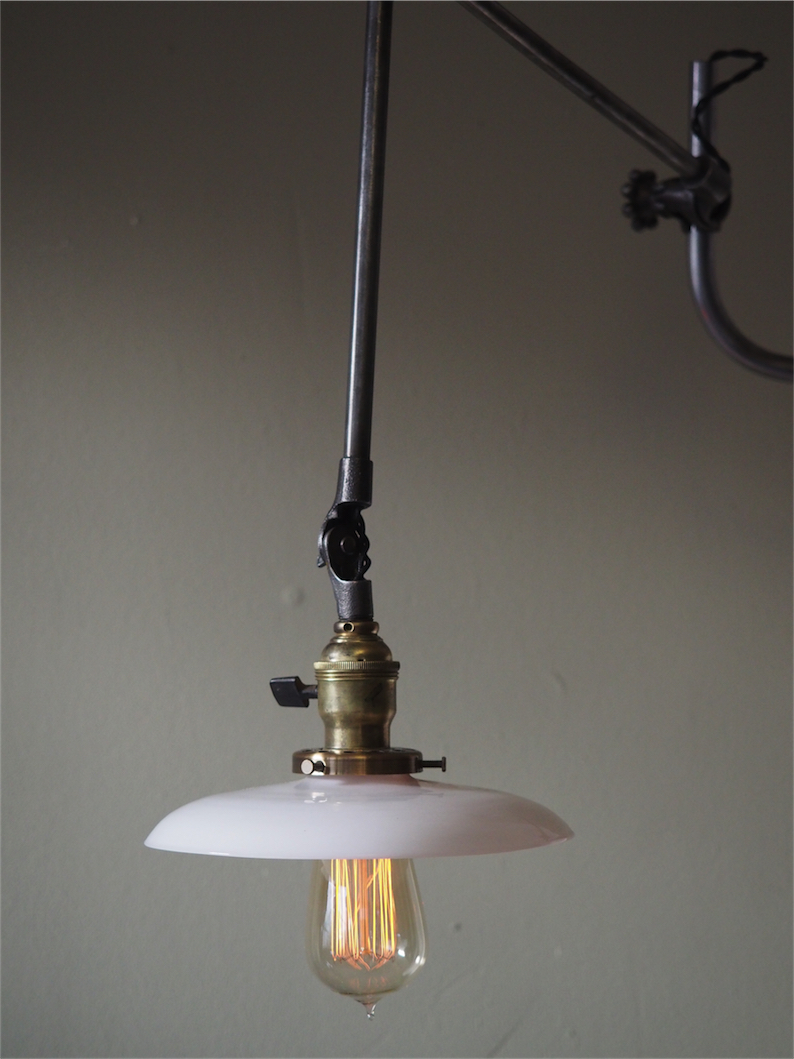 Rare Lampe applique O.C. White Industrielle opaline blanche la lampe de reference a new york dans les loft – Image 4