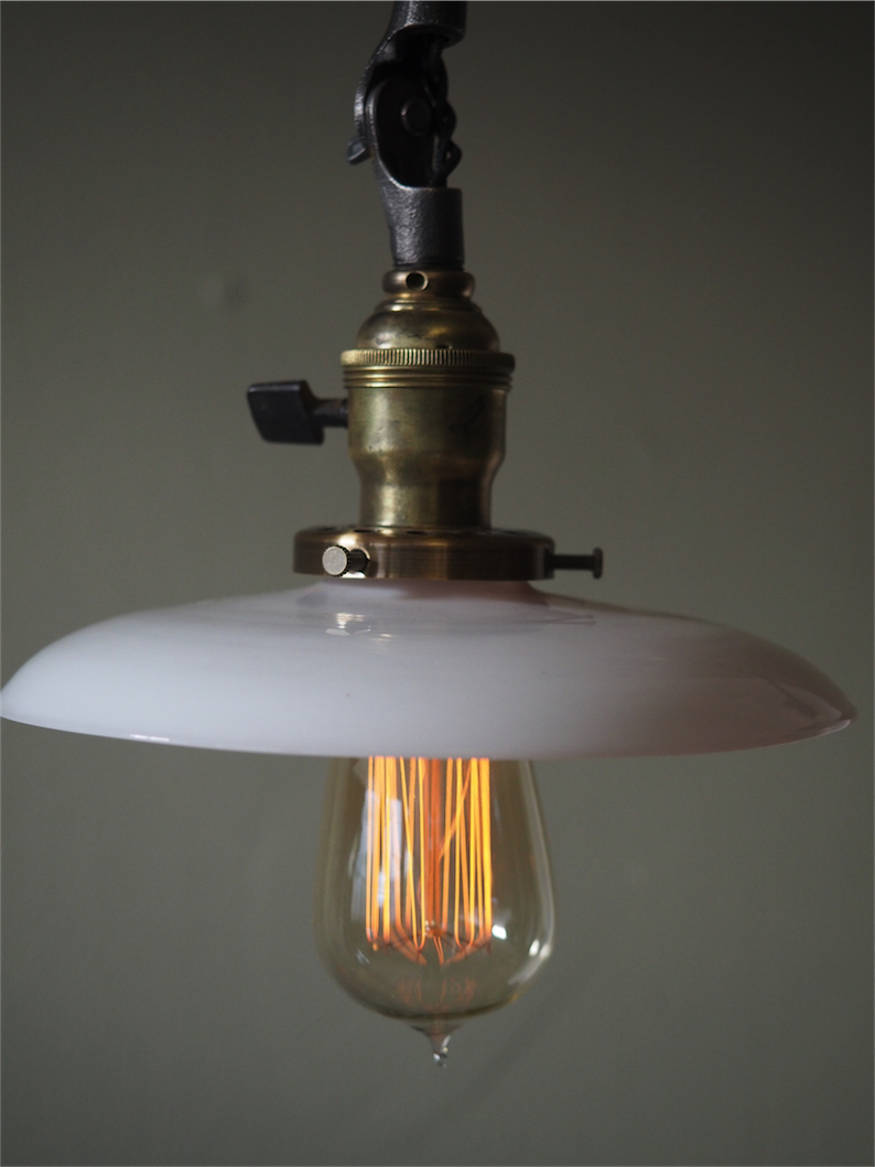 Rare Lampe applique O.C. White Industrielle opaline blanche la lampe de reference a new york dans les loft – Image 5