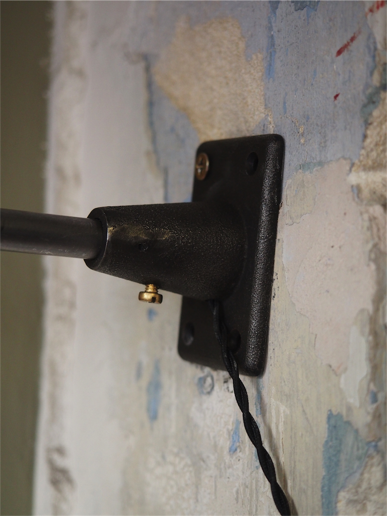 Rare Lampe applique O.C. White Industrielle opaline blanche la lampe de reference a new york dans les loft – Image 9