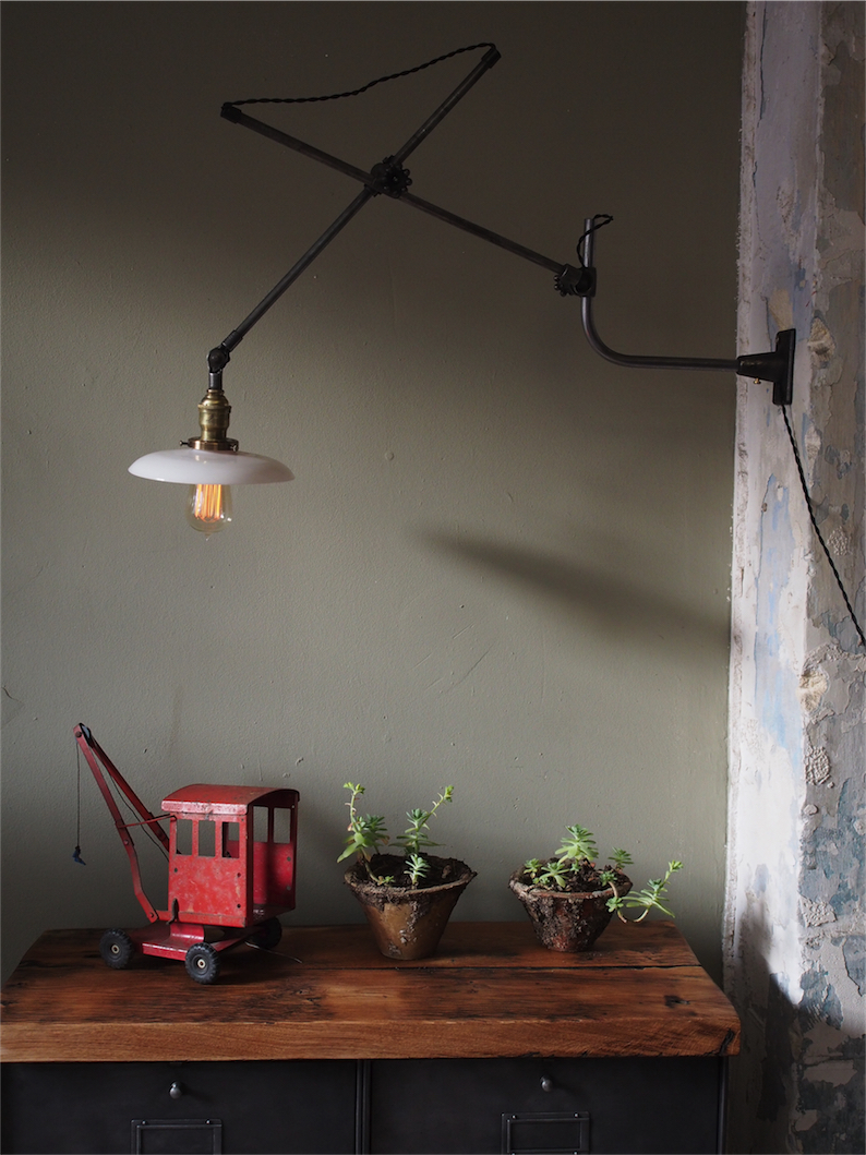 Rare Lampe applique O.C. White Industrielle opaline blanche la lampe de reference a new york dans les loft – Image 13