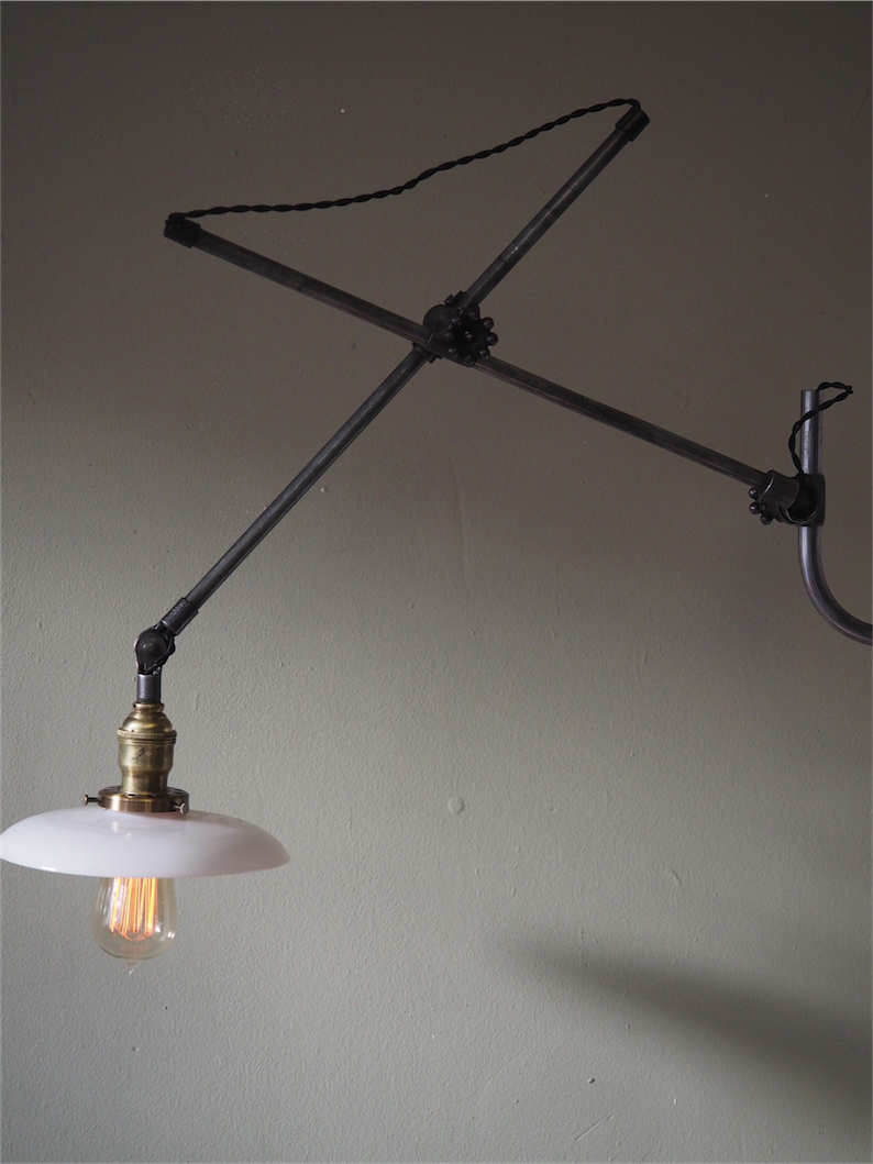 Rare Lampe applique O.C. White Industrielle opaline blanche la lampe de reference a new york dans les loft – Image 14