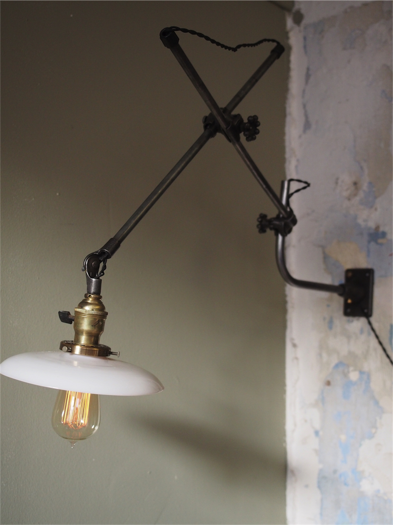 Rare Lampe applique O.C. White Industrielle opaline blanche la lampe de reference a new york dans les loft – Image 16