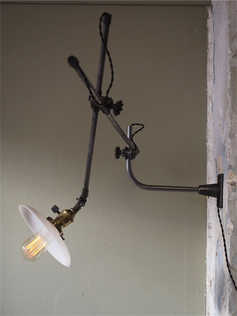 Rare Lampe applique O.C. White Industrielle opaline blanche la lampe de reference a new york dans les loft – Image 15