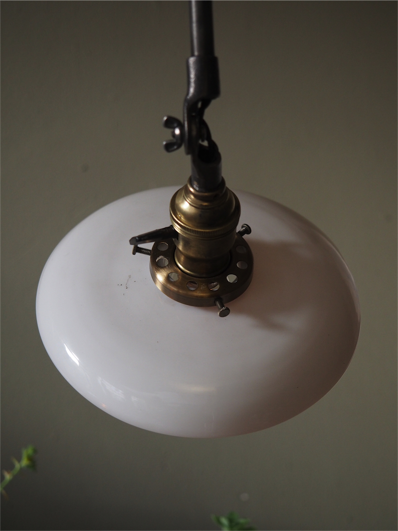 Rare Lampe applique O.C. White Industrielle opaline blanche la lampe de reference a new york dans les loft – Image 21