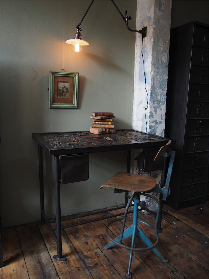 Bureau table industrielle plateau caracteres imprimerie – Image 2