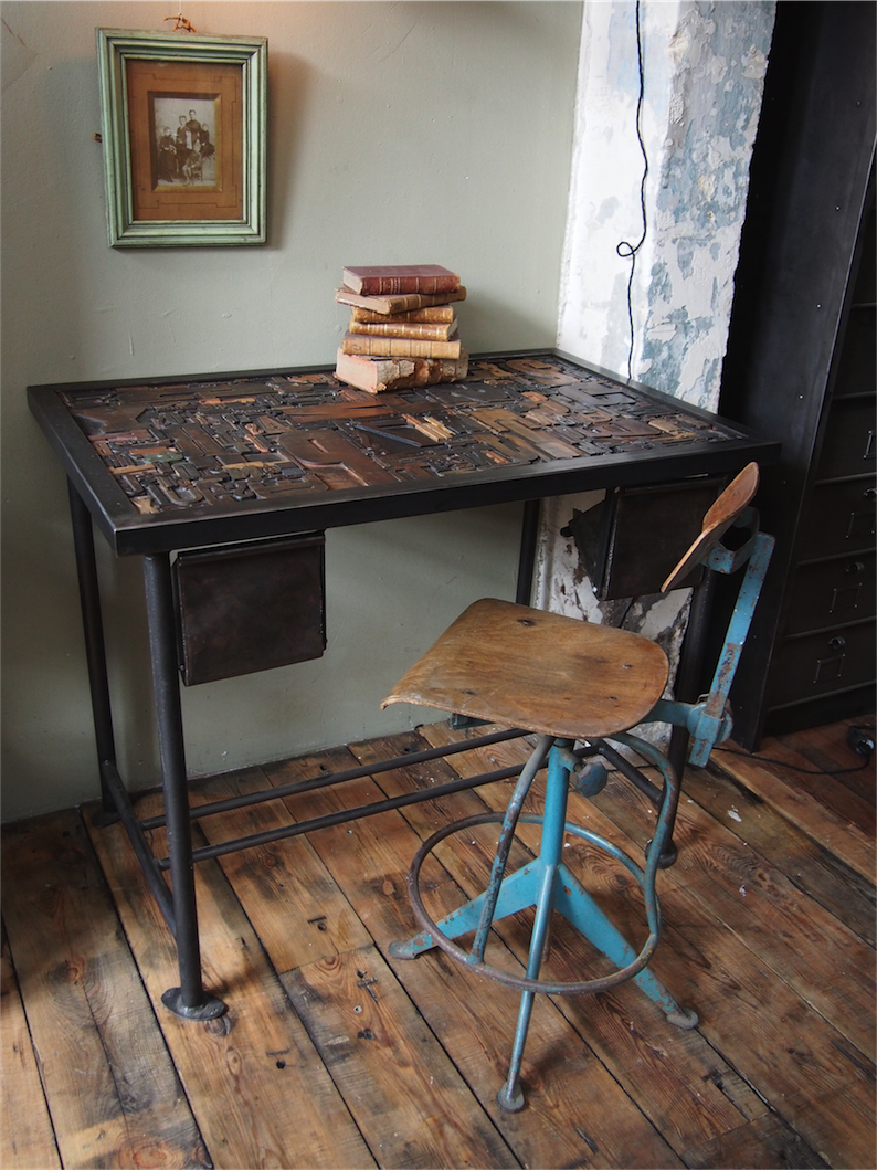 Bureau table industrielle plateau caracteres imprimerie – Image 5