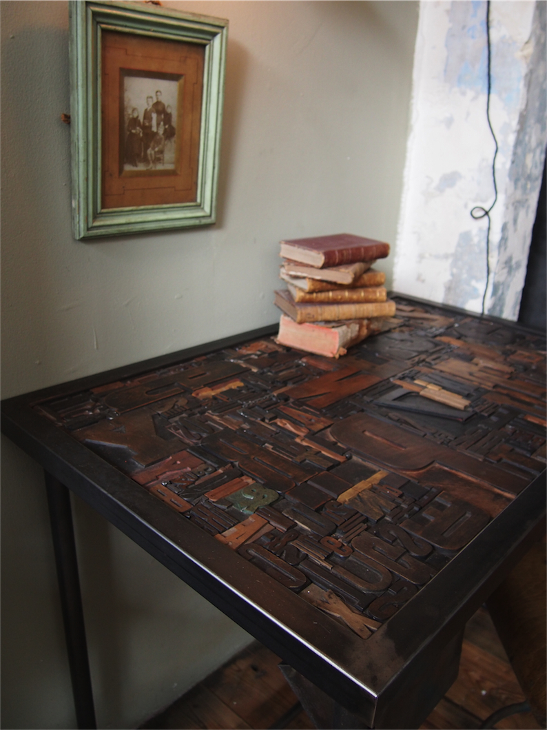 Bureau table industrielle plateau caracteres imprimerie – Image 10