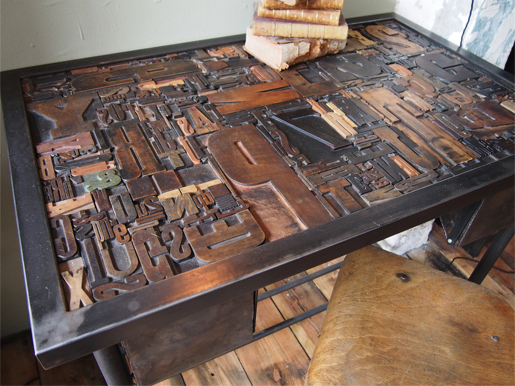 Bureau table industrielle plateau caracteres imprimerie – Image 11