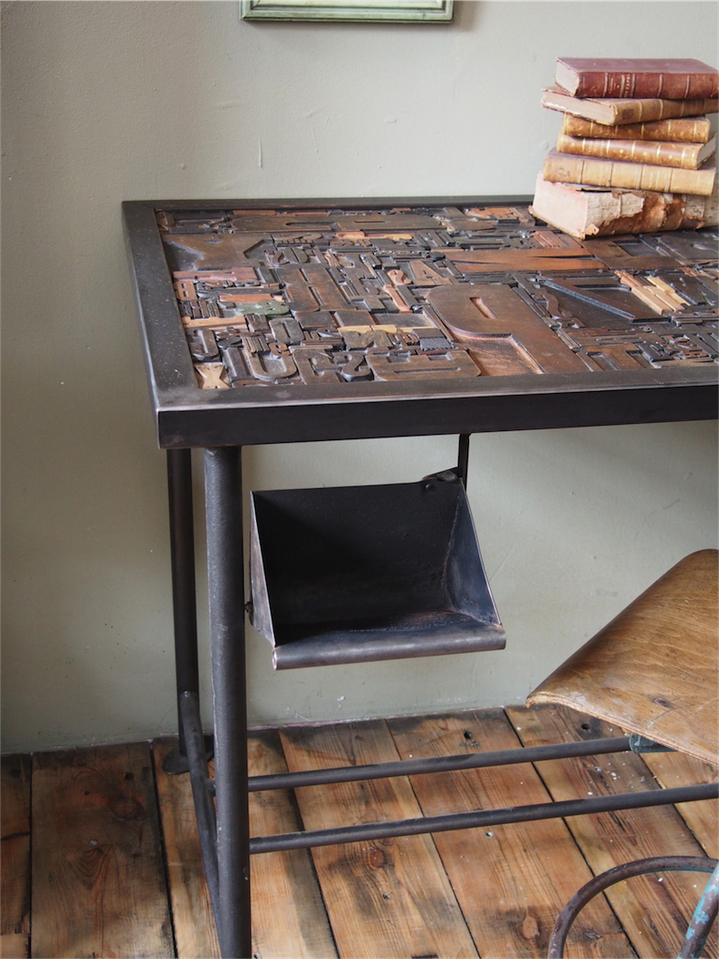 Bureau table industrielle plateau caracteres imprimerie – Image 12