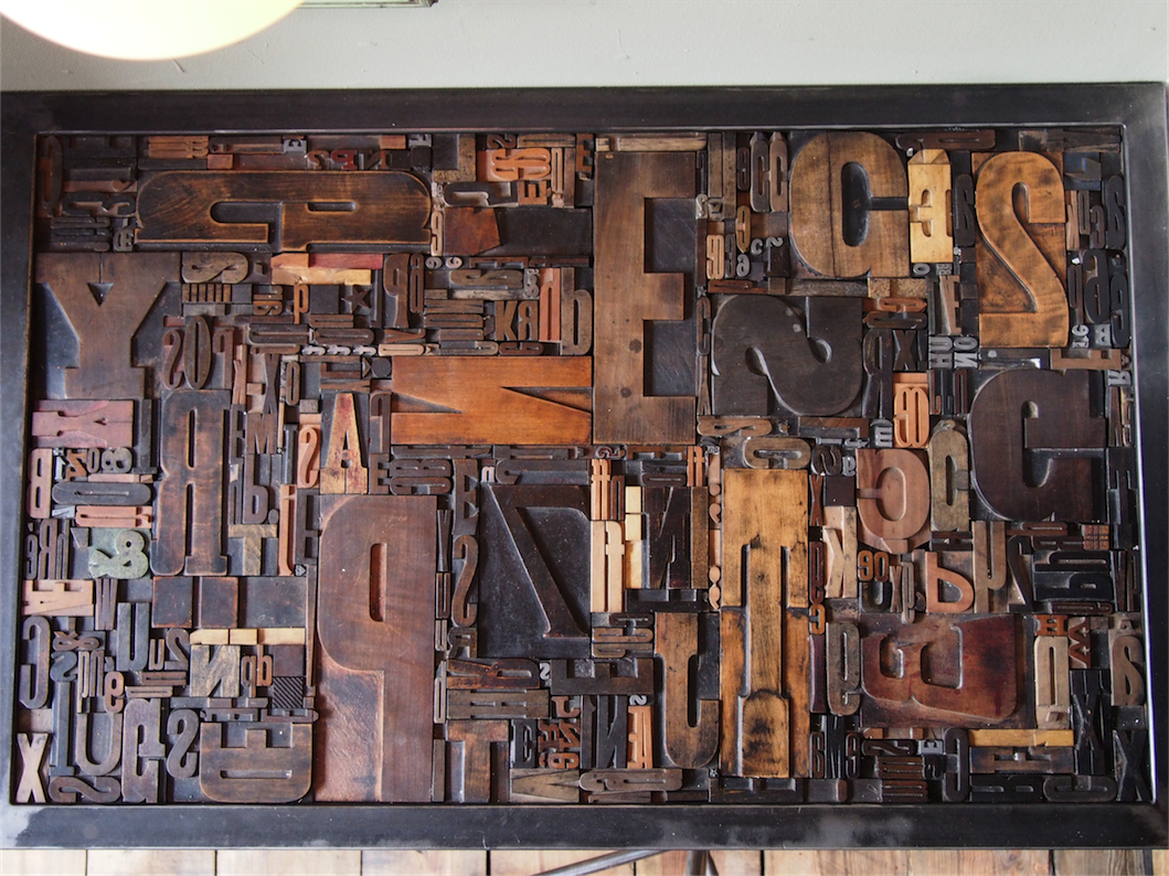 Bureau table industrielle plateau caracteres imprimerie – Image 7