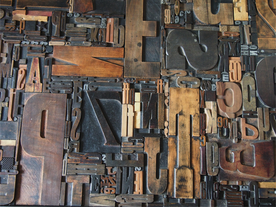 Bureau table industrielle plateau caracteres imprimerie – Image 13