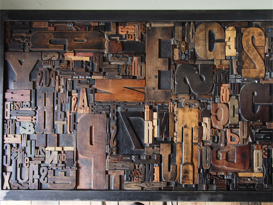 Bureau table industrielle plateau caracteres imprimerie – Image 3