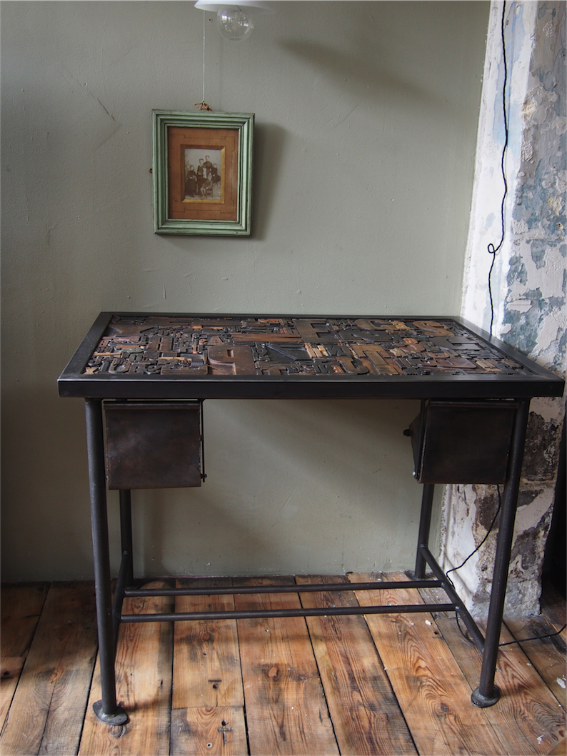 Bureau table industrielle plateau caracteres imprimerie – Image 14
