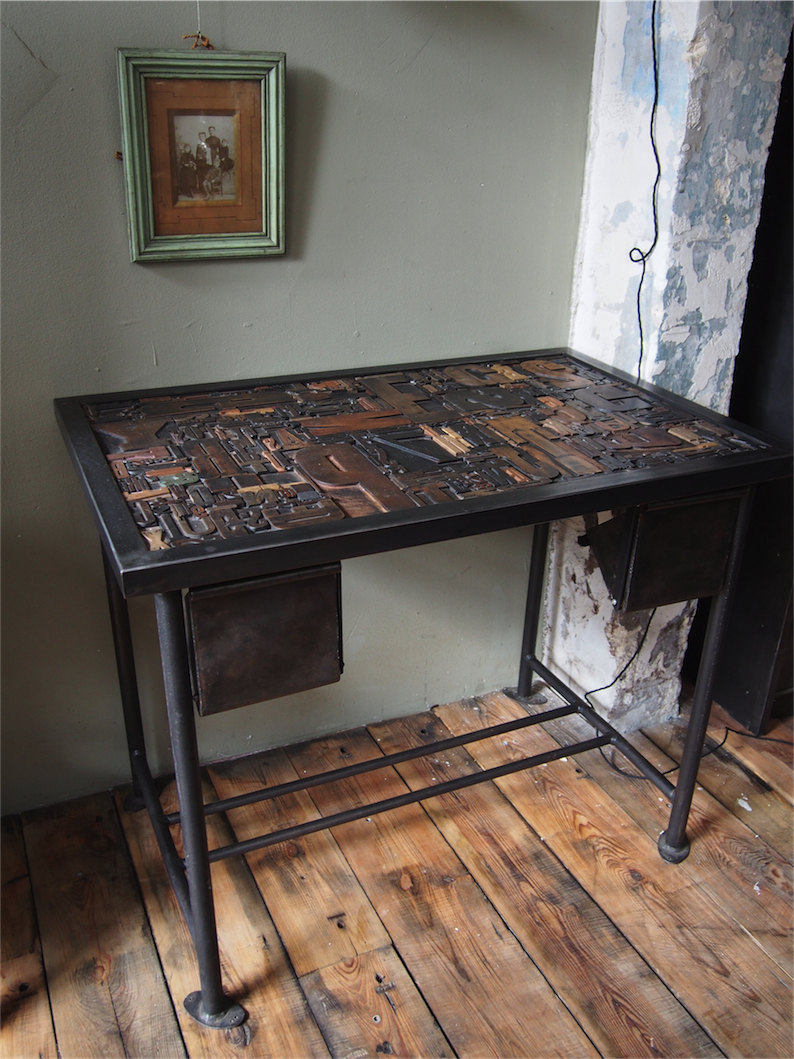 Bureau table industrielle plateau caracteres imprimerie – Image 4