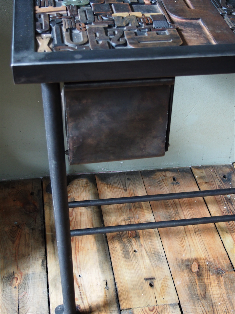 Bureau table industrielle plateau caracteres imprimerie – Image 15