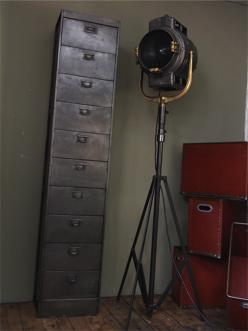 ancien grand meuble 10 casiers industriel a clapet – Image 13