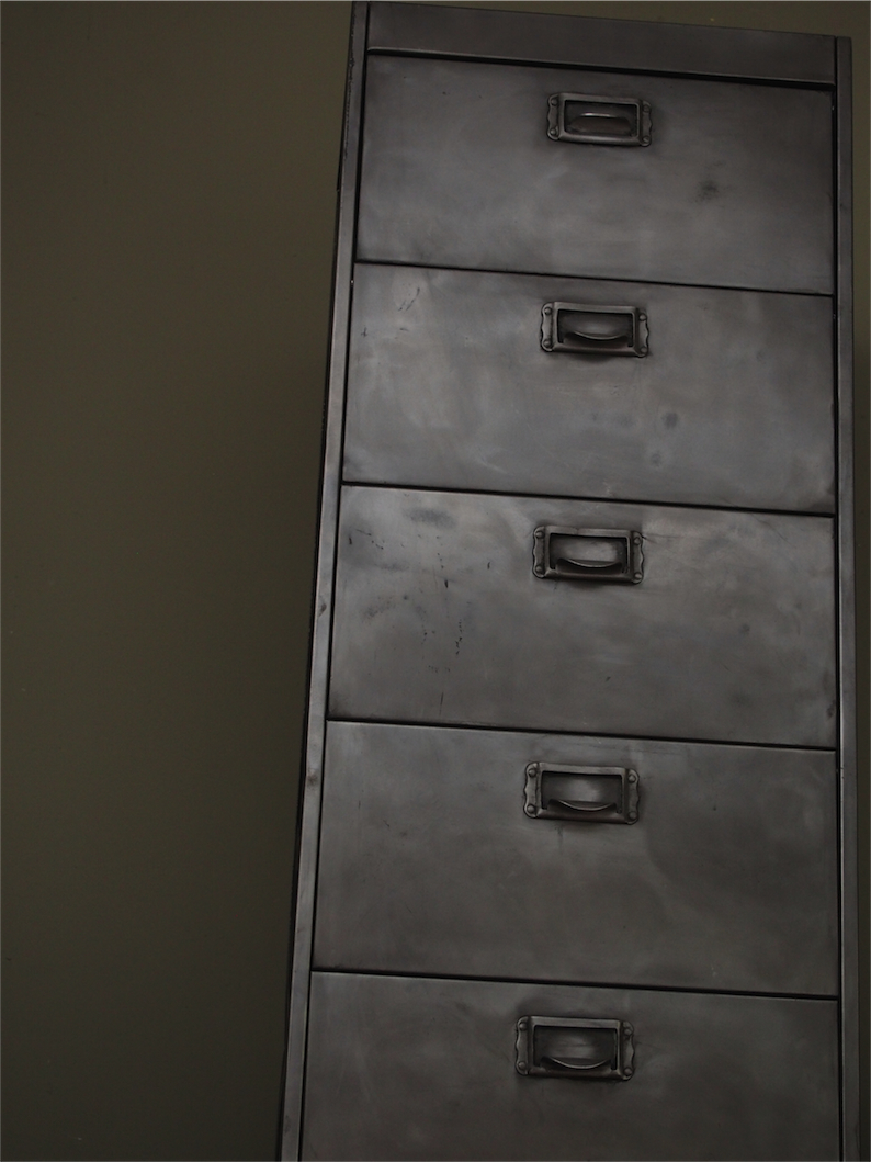 ancien grand meuble 10 casiers industriel a clapet – Image 8