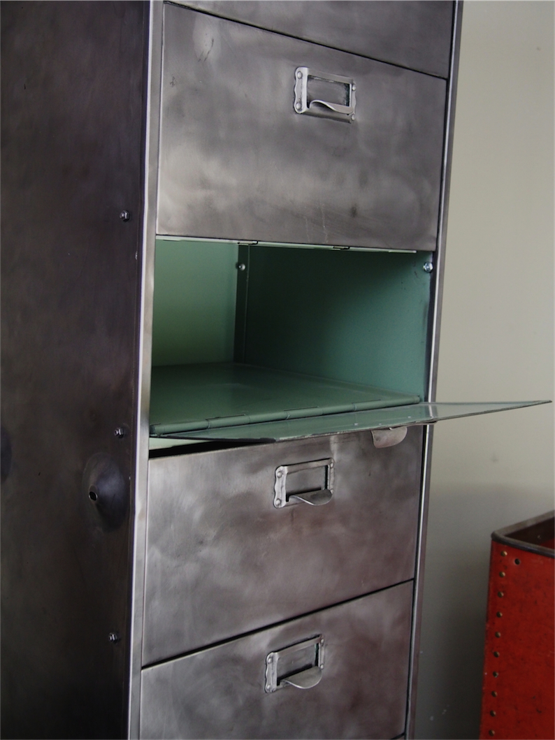 ancien grand meuble 10 casiers industriel a clapet – Image 11