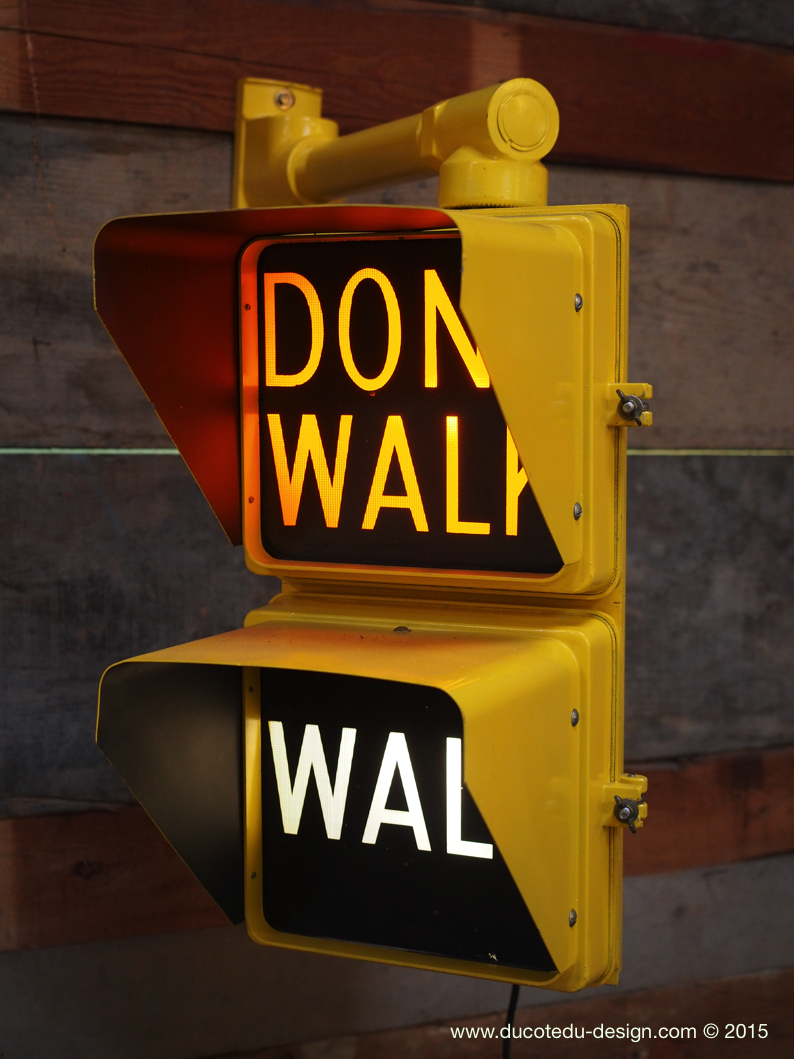 New York feu dont walk americain vintage USA jaune d'origine avec fixations murale – Image 2