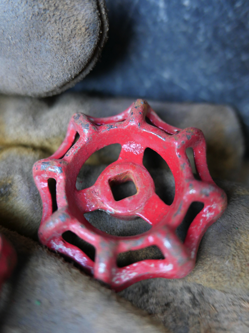 Lot d'anciennes vannes d'usine rouge lot 8 – Image 7