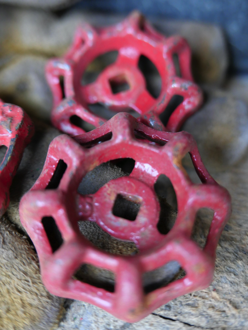 Lot d'anciennes vannes d'usine rouge lot 8 – Image 6