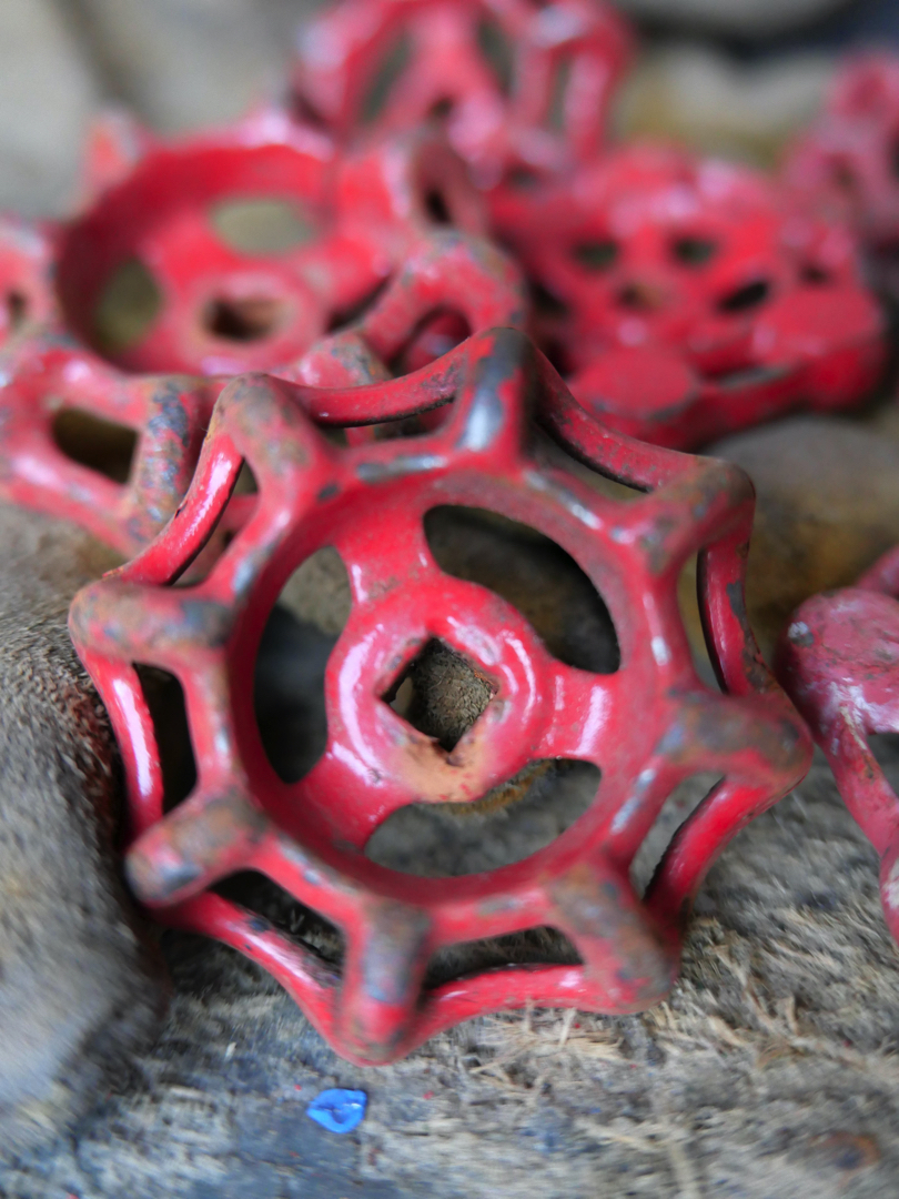 Lot d'anciennes vannes d'usine rouge lot 8 – Image 4