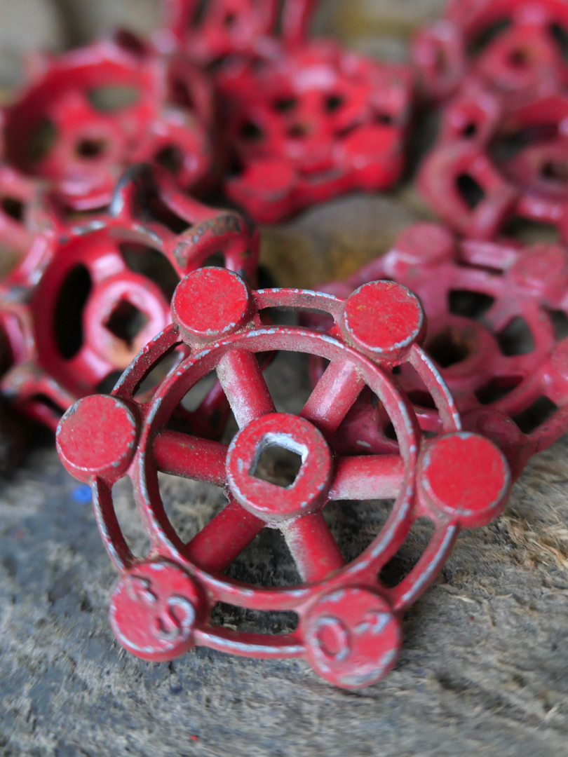 Lot d'anciennes vannes d'usine rouge lot 8 – Image 3