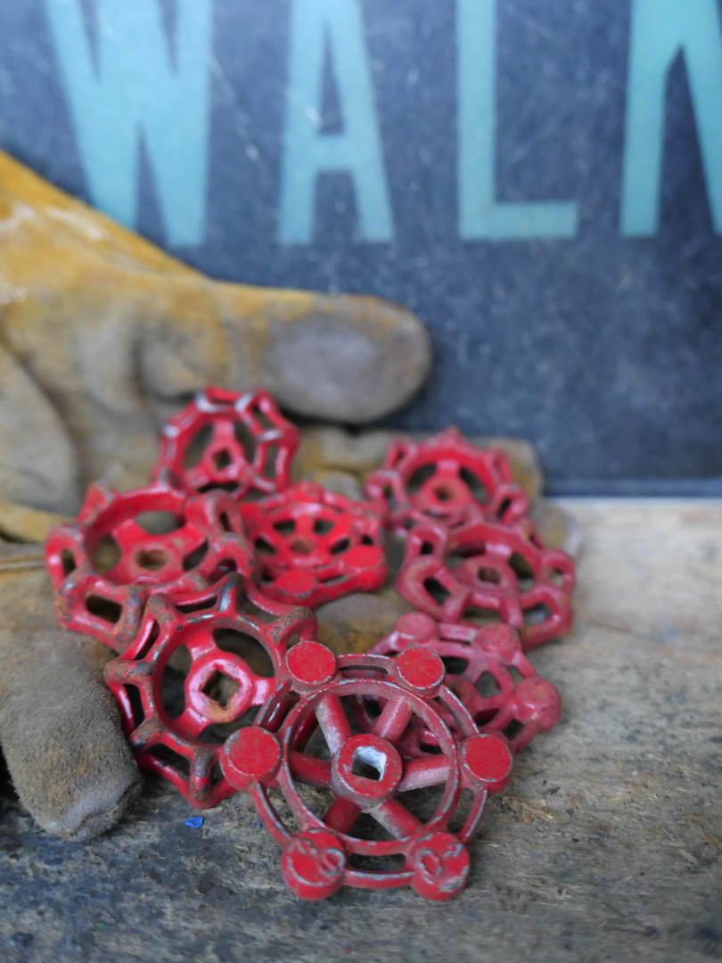 Lot d'anciennes vannes d'usine rouge lot 8 – Image 2