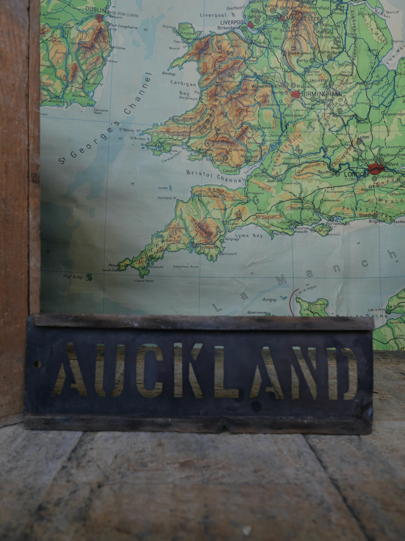 ancien pochoir marquage transport caisse de musee / Auckland – Image 2