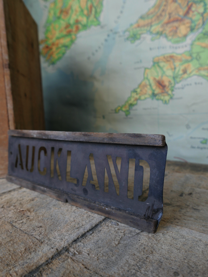 ancien pochoir marquage transport caisse de musee / Auckland – Image 3