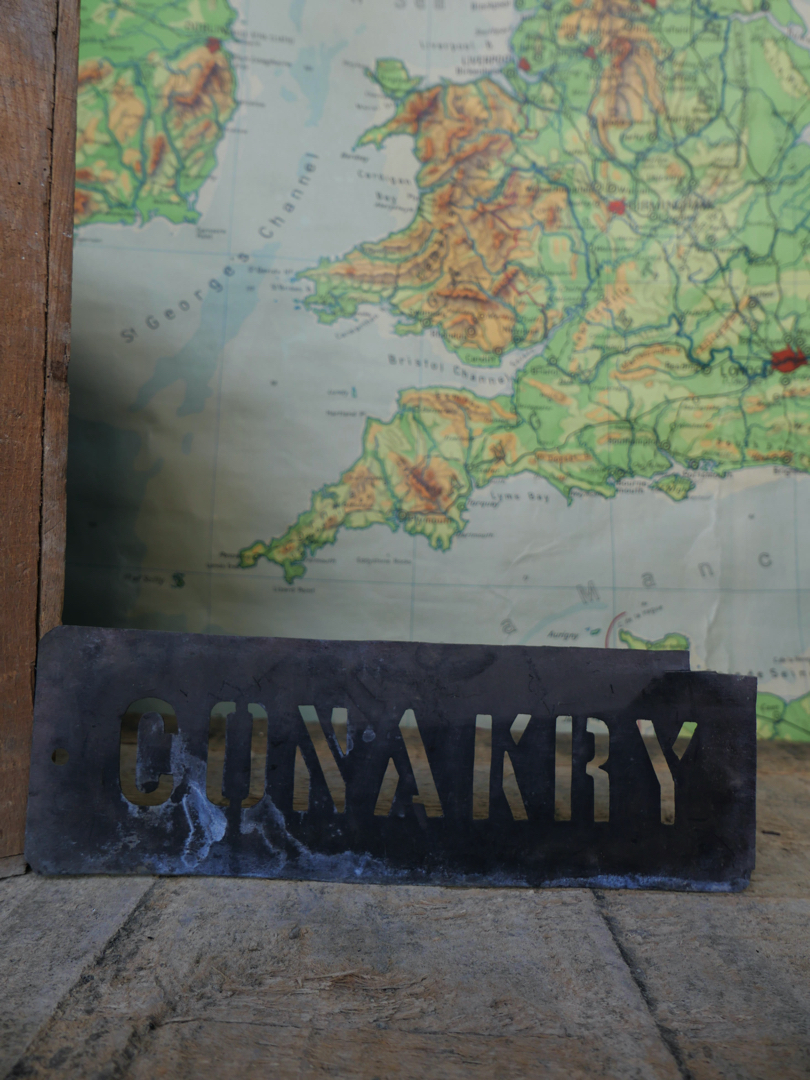 ancien pochoir marquage transport caisse de musee / Conakry – Image 2