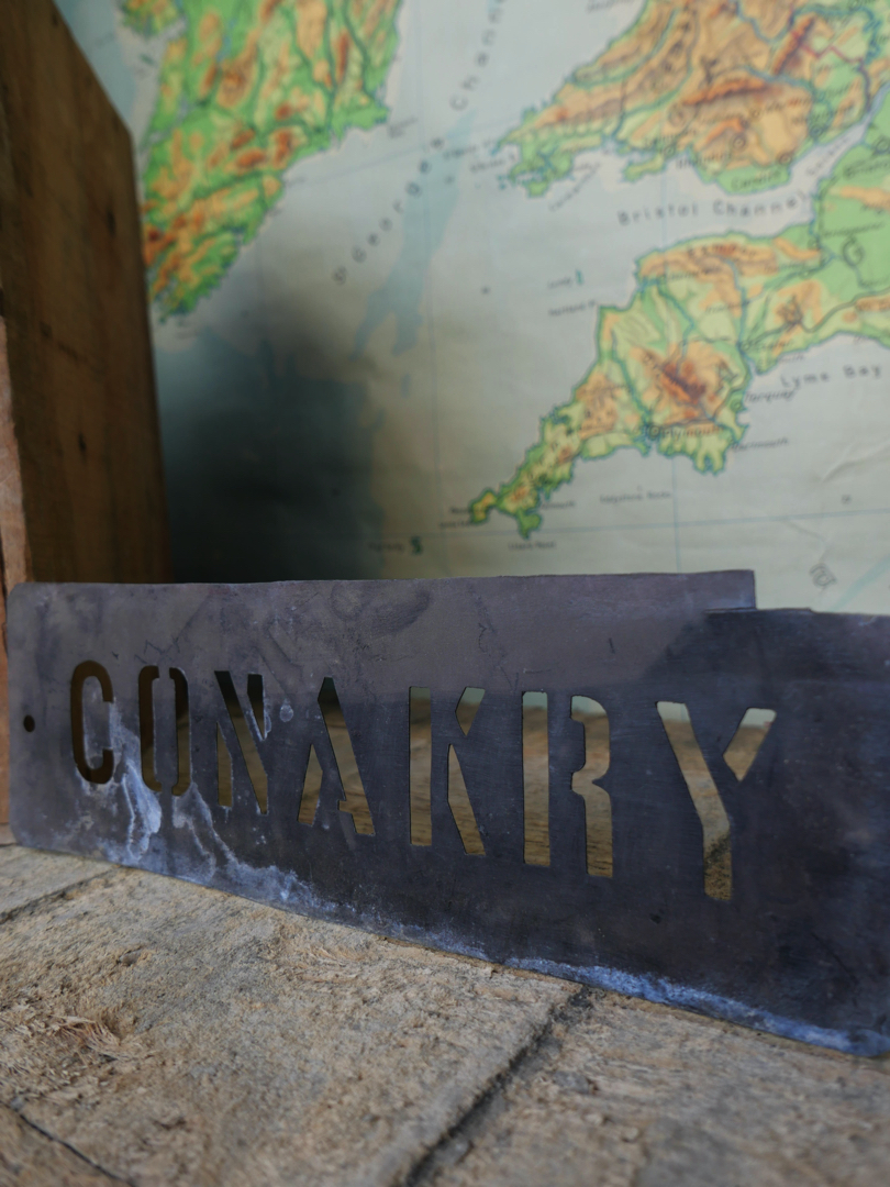 ancien pochoir marquage transport caisse de musee / Conakry – Image 3