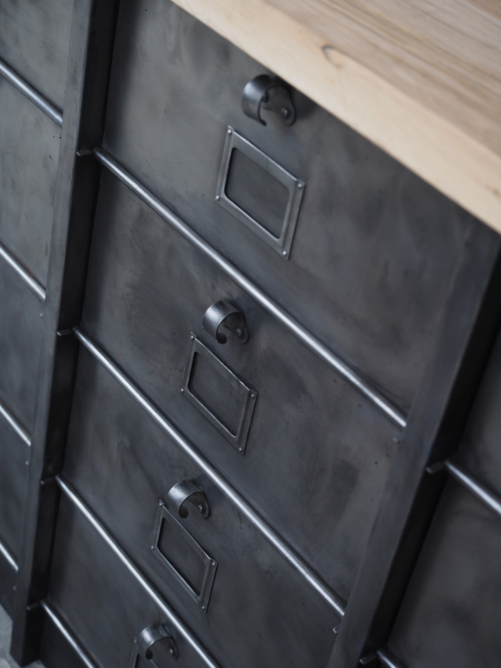 ancien grand meuble 12 casiers industriel strafor plateauchene massif – Image 14