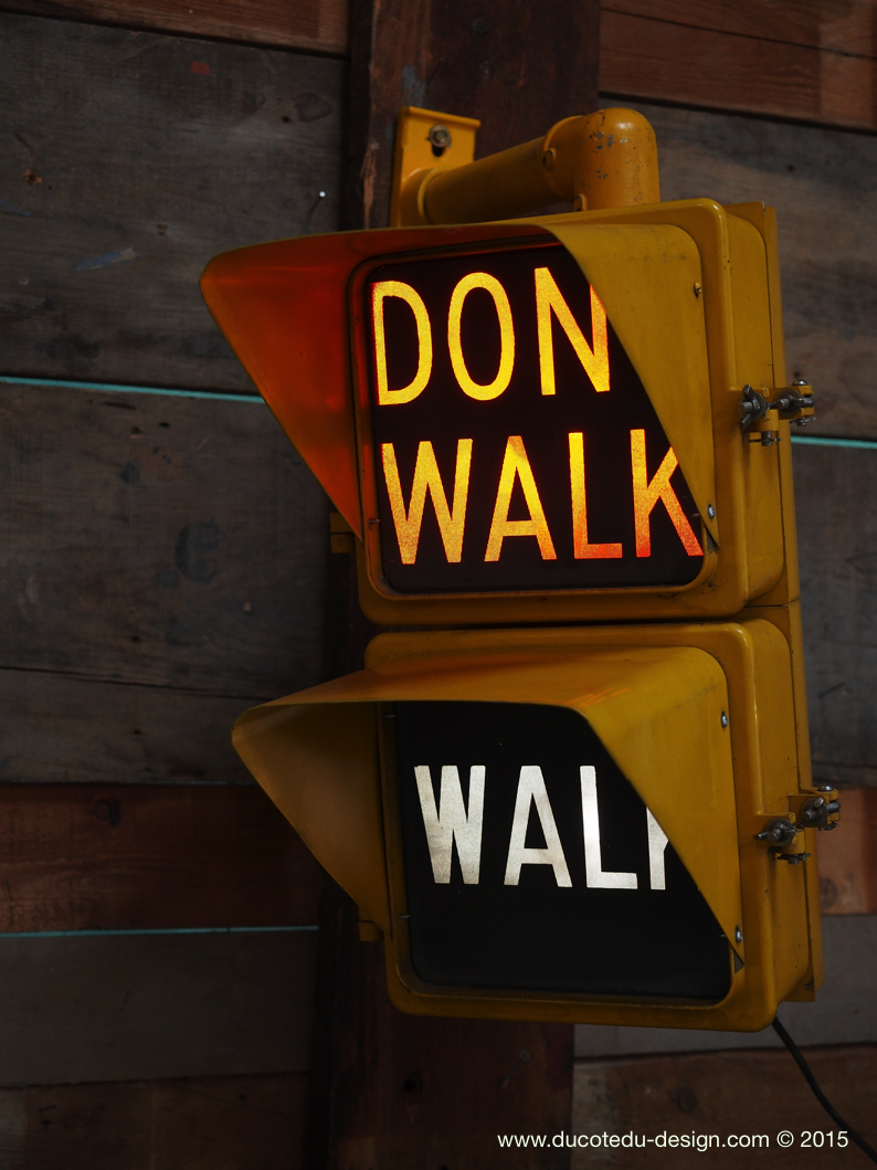 New York feu dont walk americain vintage USA jaune d'origine avec fixations murale – Image 2