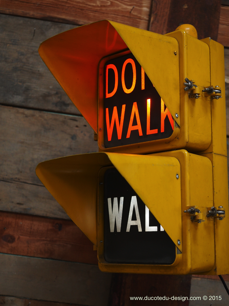 New York feu dont walk americain vintage USA jaune d'origine avec fixations murale – Image 3