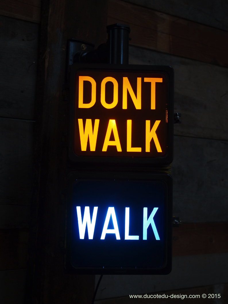 New York feu dont walk americain vintage USA jaune d'origine avec fixations murale – Image 4