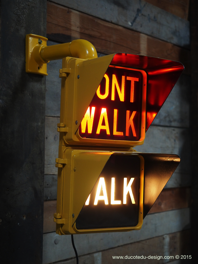 feu dont walk americain vintage USA jaune d'origine avec fixations murale – Image 2