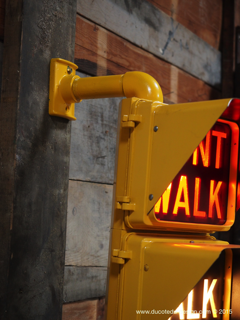 feu dont walk americain vintage USA jaune d'origine avec fixations murale – Image 3