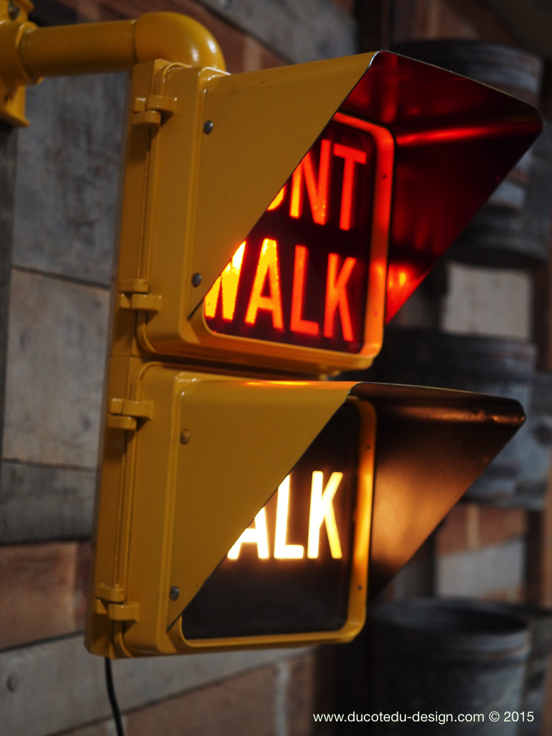 feu dont walk americain vintage USA jaune d'origine avec fixations murale – Image 4