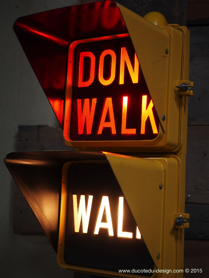 feu dont walk americain vintage USA jaune d'origine avec fixations murale – Image 6