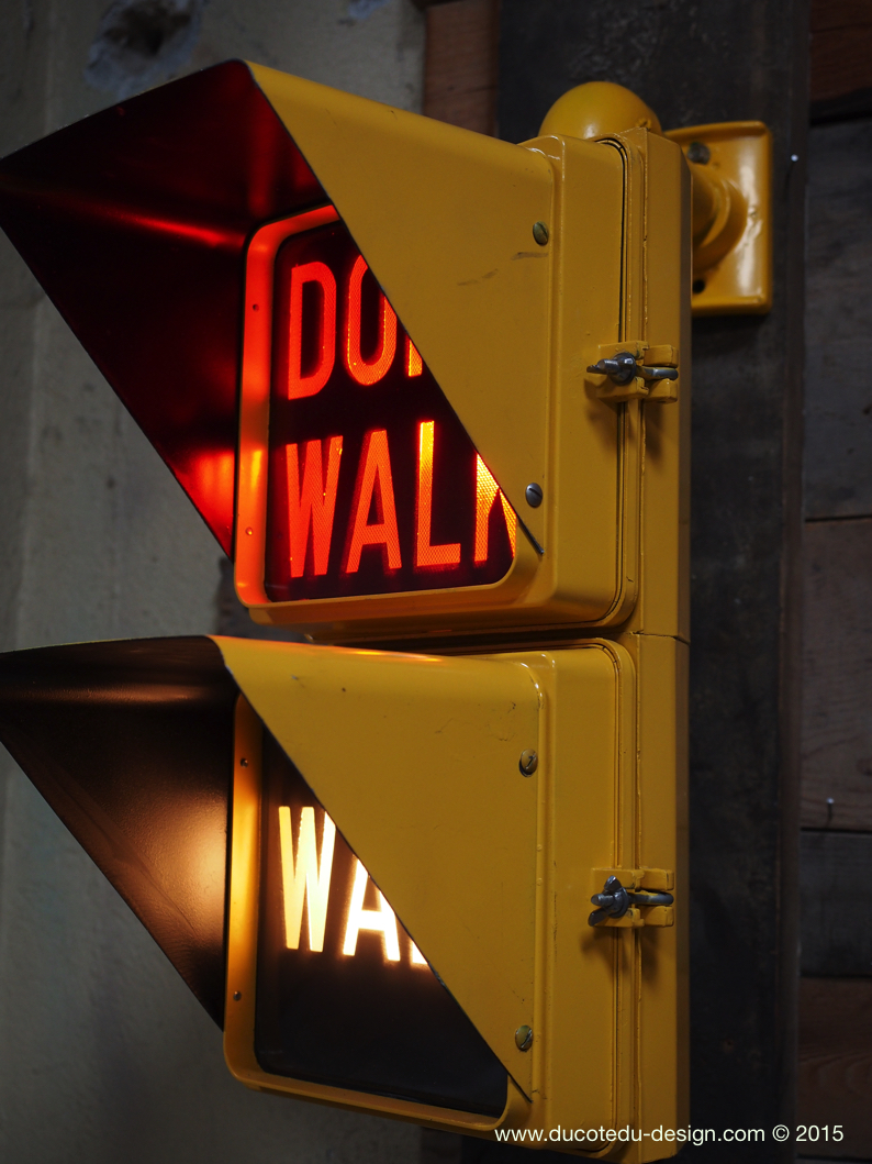 feu dont walk americain vintage USA jaune d'origine avec fixations murale – Image 7