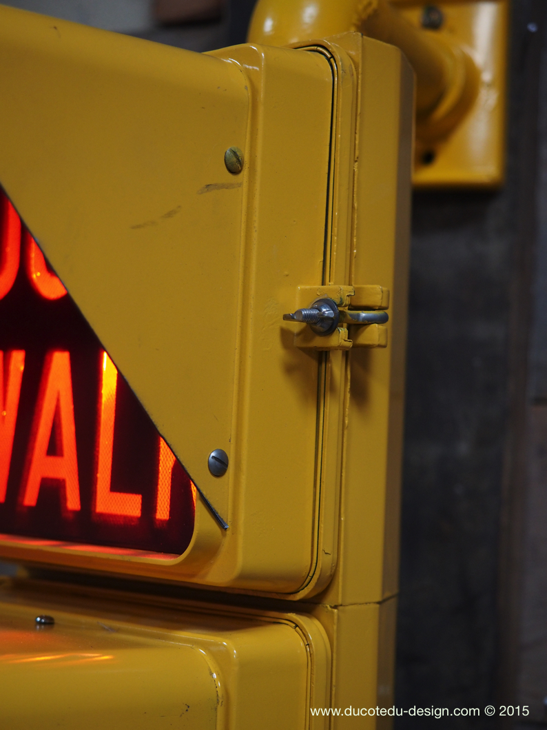 feu dont walk americain vintage USA jaune d'origine avec fixations murale – Image 8