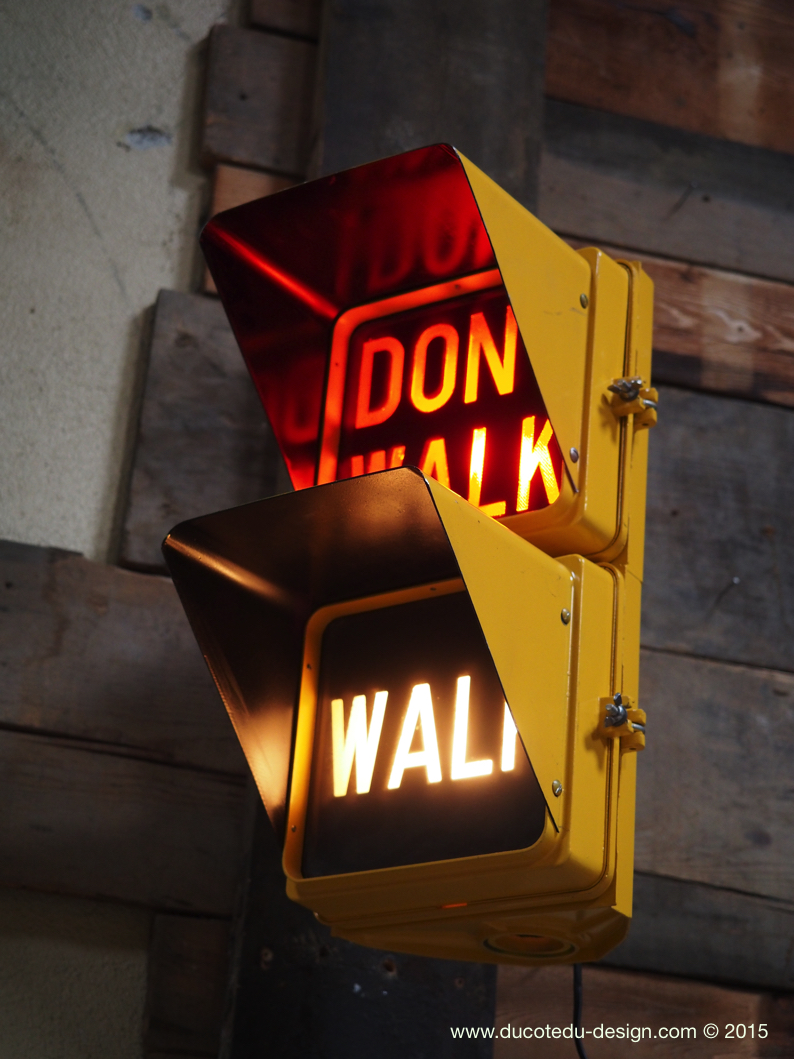 feu dont walk americain vintage USA jaune d'origine avec fixations murale – Image 12