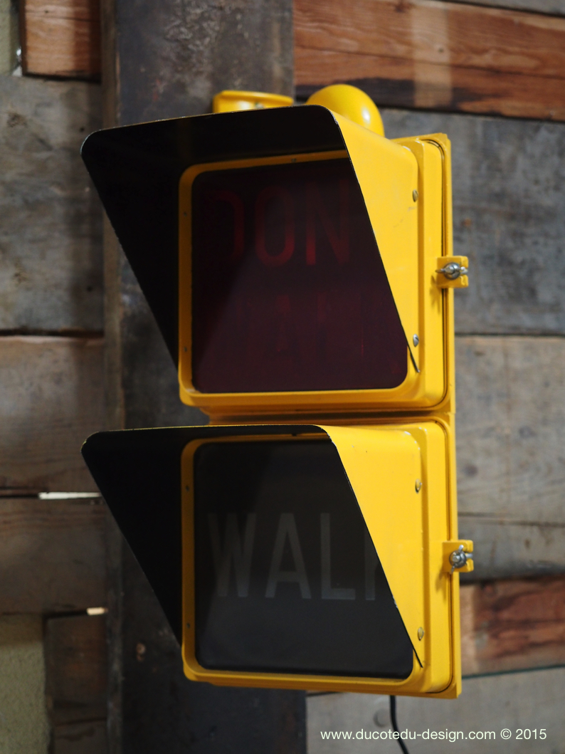 feu dont walk americain vintage USA jaune d'origine avec fixations murale – Image 16