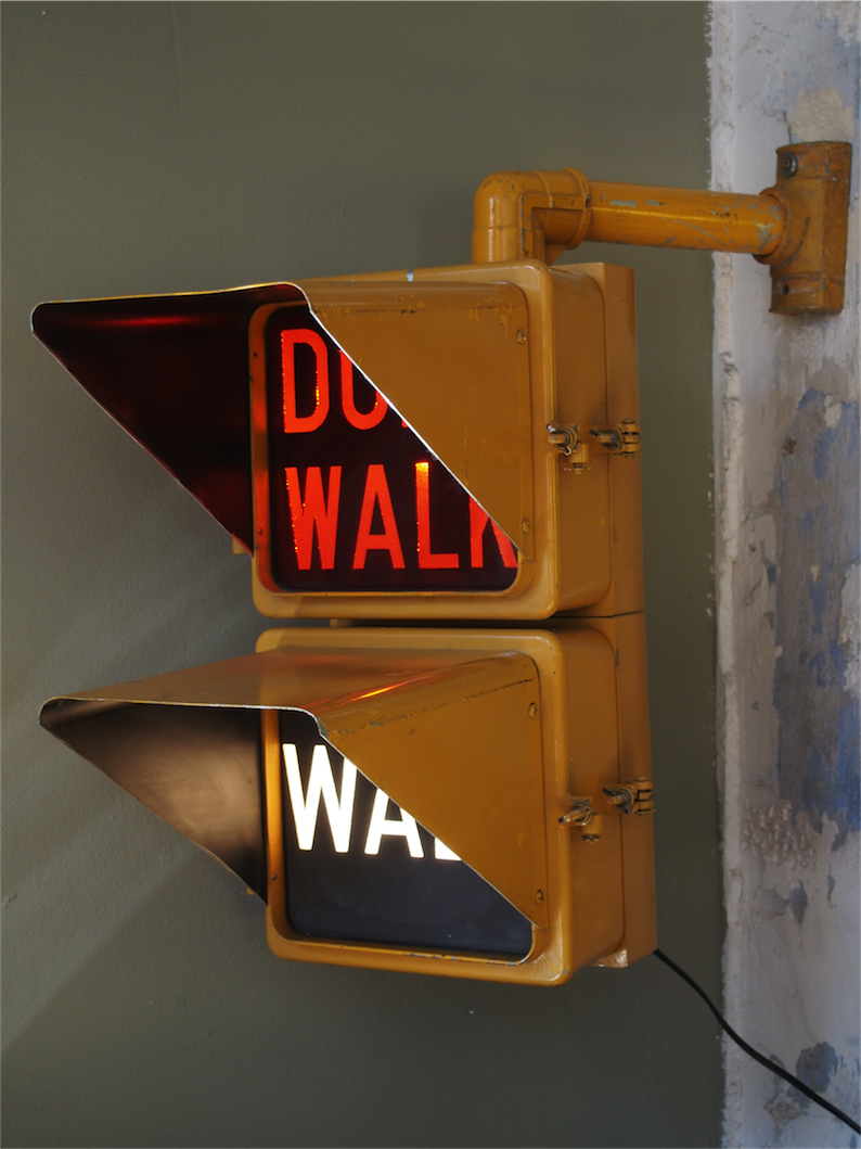 New York feu dont walk americain vintage USA jaune d'origine avec fixations murale – Image 4