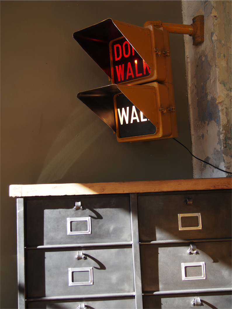 New York feu dont walk americain vintage USA jaune d'origine avec fixations murale – Image 15