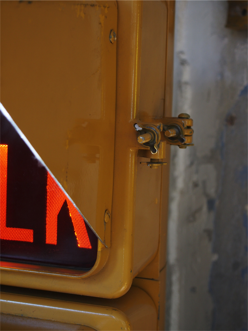 New York feu dont walk americain vintage USA jaune d'origine avec fixations murale – Image 7