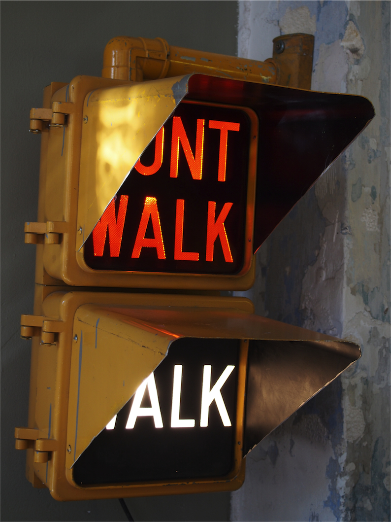 New York feu dont walk americain vintage USA jaune d'origine avec fixations murale – Image 2